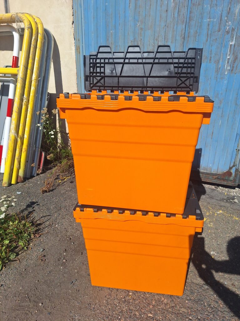 pojemniki plastikowe pomarańczowe