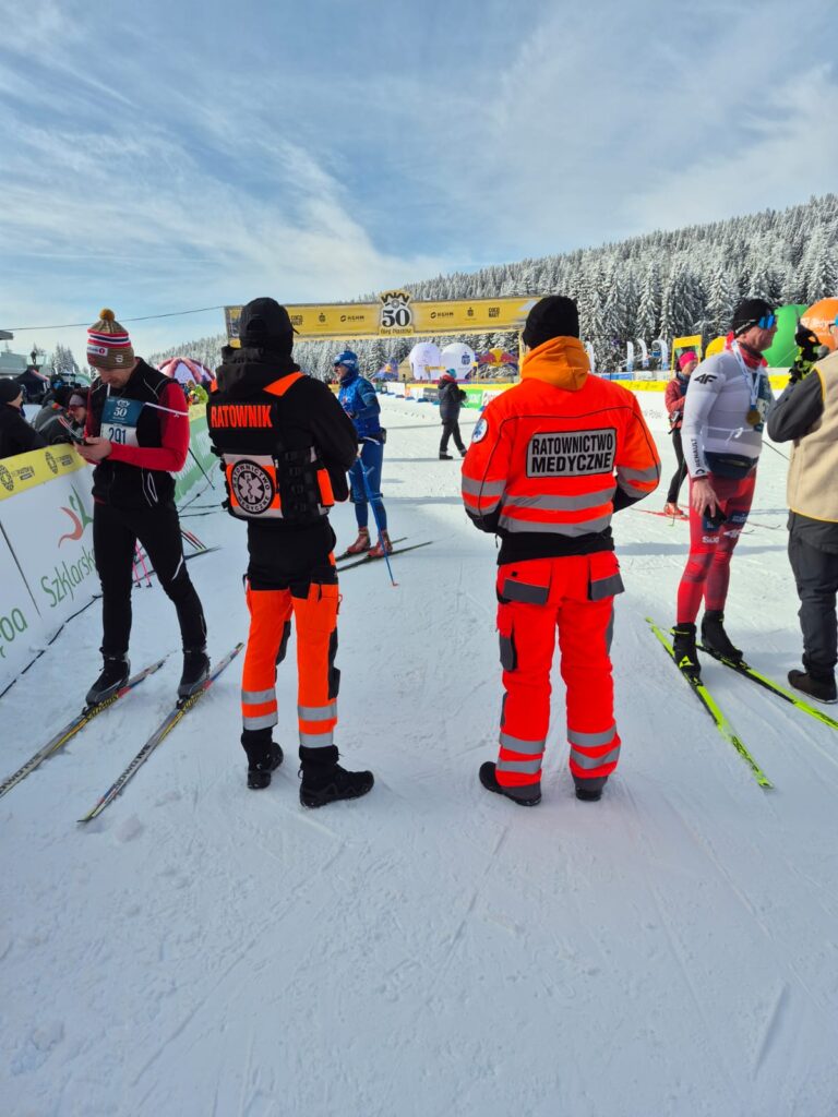 zdjęcie ratowników na 50 biegu Piastów w Jakuszycach