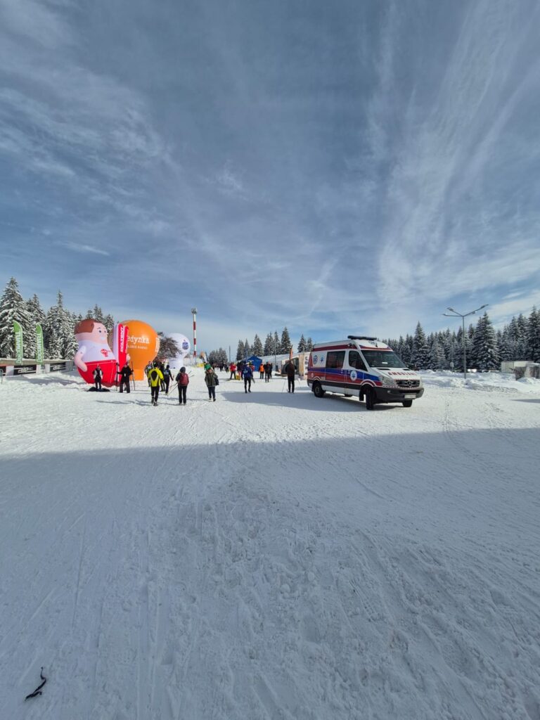 zdjęcie wolontariuszy i ratowników na 50tym Biegu Piastów