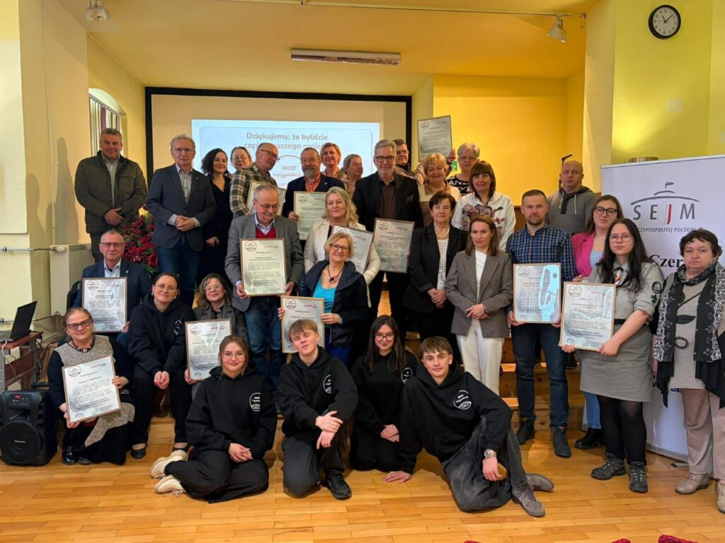 zdjęcie z uroczystego zakończenia inicjatywy „Most Międzypokoleniowy” w Jeleniej Górze