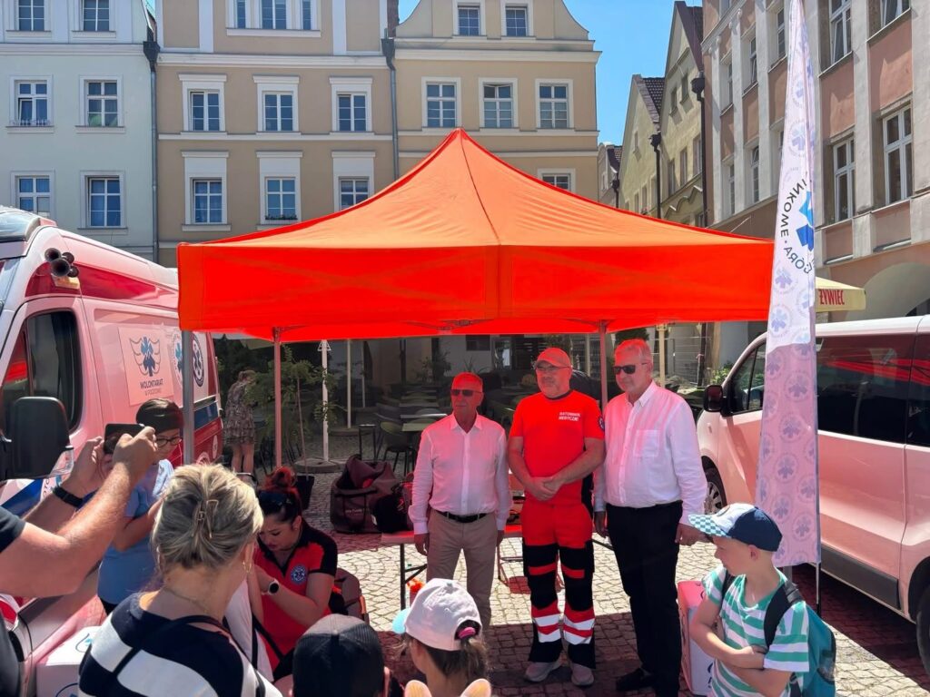 Akcja Bezpieczne Wakacje 2026 25 czerwca na zdjęciu prezydent Jeleniej Góry, obok dyrektor Pogotowia Ratunkowego oraz Ratownik