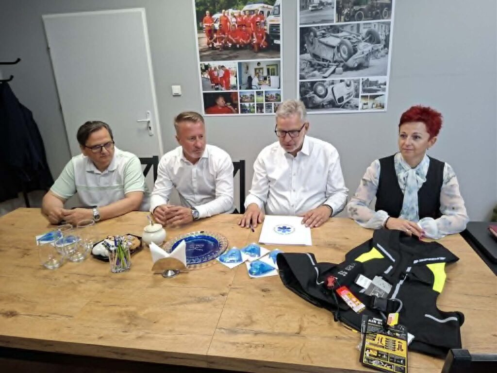 Na zdjęciu Dyrektor Pogotowia Ratunkowego, Księgowa, Dyrektor Medyczny Pogotowia oraz przedstawiciel firmy Electricmobility – producent pojazdów specjalistycznych,