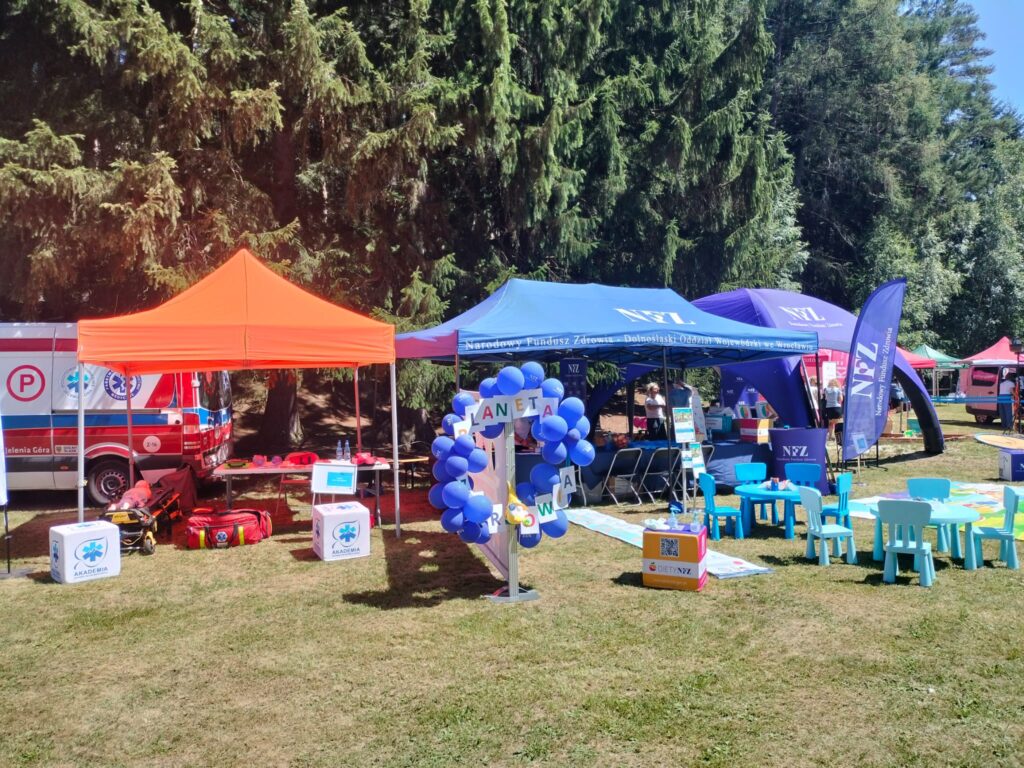 Zlot Krasnali - Gorzeszów impreza pod patronatem NFZ, na zdjęciu ambulans, namioty Pogotowia i NFZ